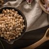Garbanzos en un bol en un bodegón rural